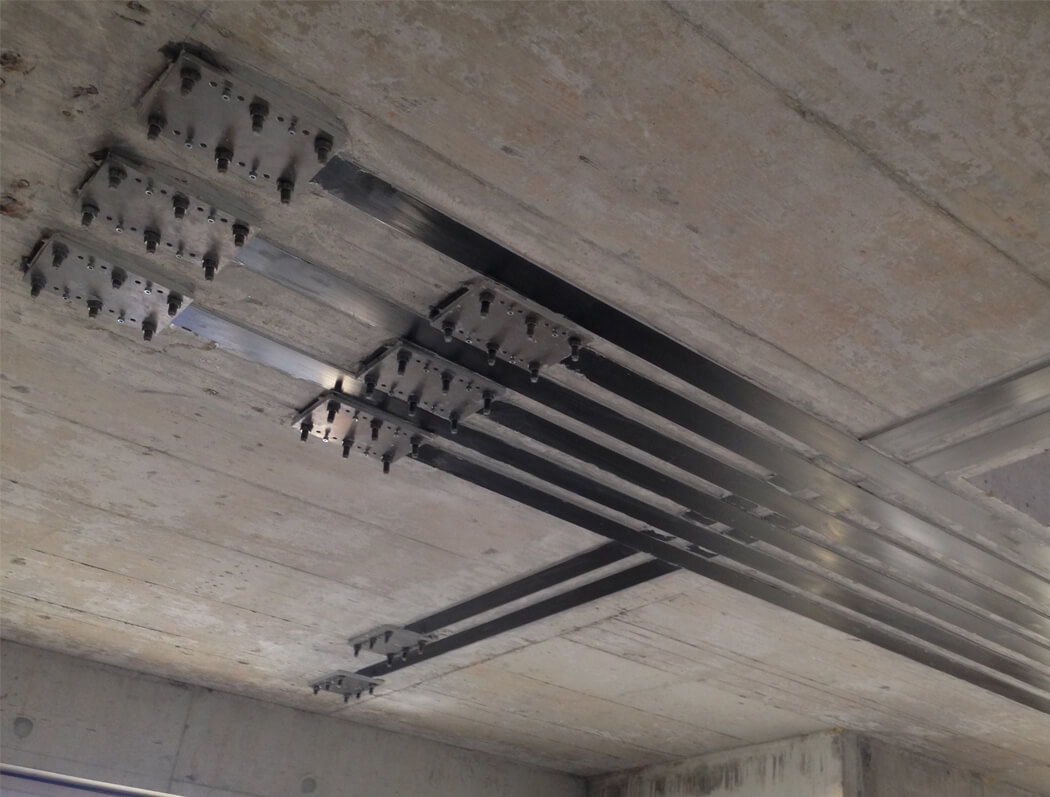 Reinforced structure of the ceiling